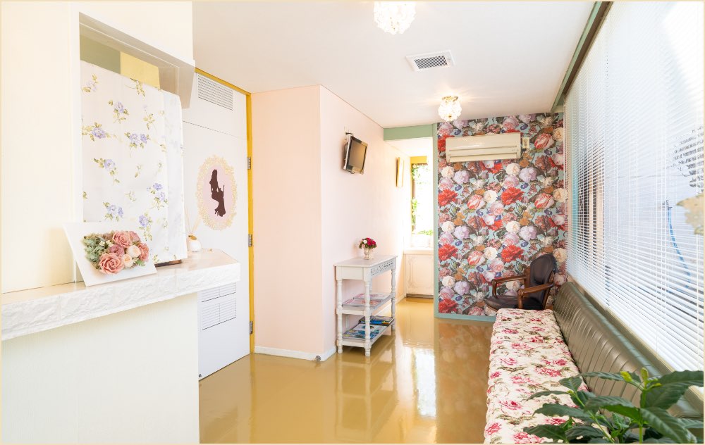 華輝光デンタルクリニック（華輝光DentalClinic・はなきひかるデンタルクリニック）- 静岡市清水区の歯科医院（審美歯科）診察室入り口・待合室